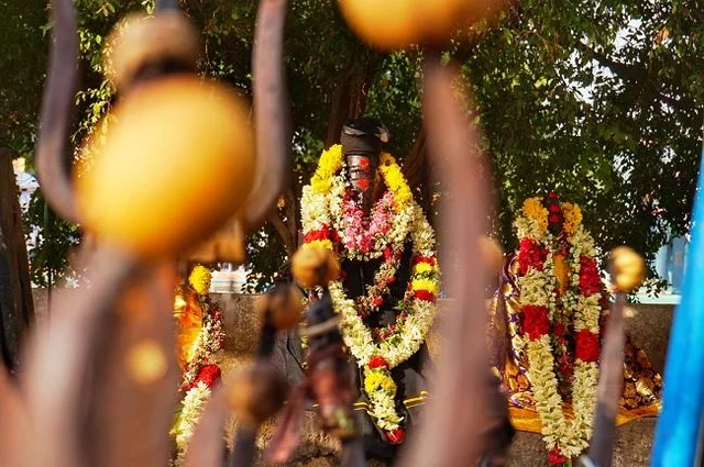 கால் வலி சரியாகணும்! - அய்யனாருக்கு காலணிகளைக் காணிக்கையாக்கும் கிராமம் #MyVikatan
