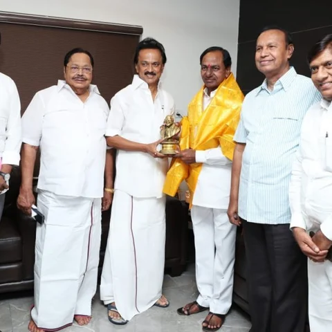 தி.மு.க மீது தமிழிசையும் ஜெயக்குமாரும் பாய்வதற்கான பின்னணி என்ன?