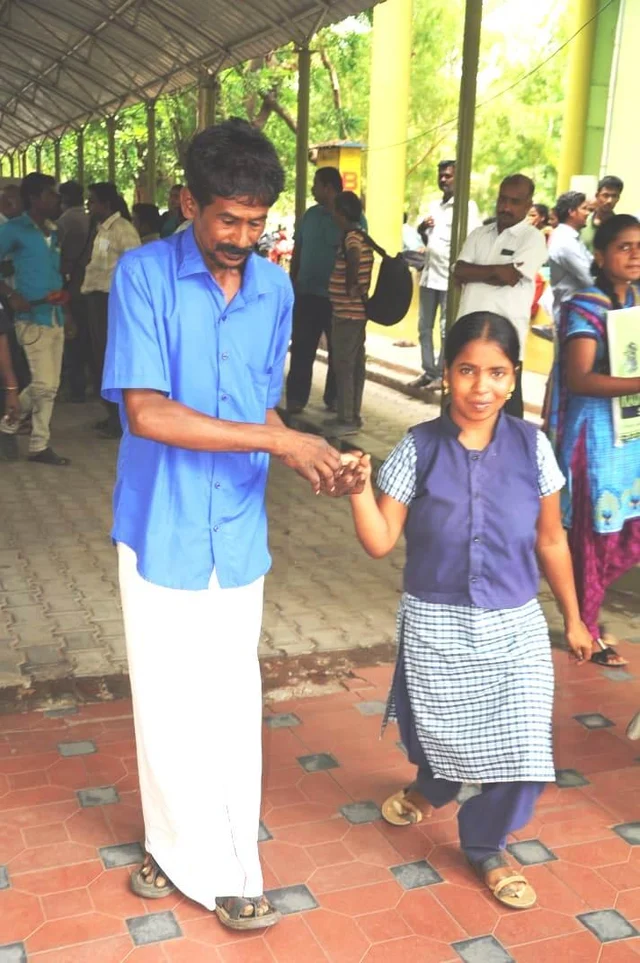 ‘கலங்கி நின்ற மாற்றுத்திறனாளி மாணவி, கைகொடுத்த கலெக்டர்!’ - ஈரோட்டில் நெகிழ்ச்சி