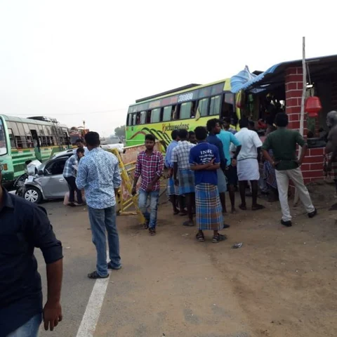 திடீரென வந்த கார்; சோதனைச் சாவடிக்குள் புகுந்த சுற்றுலாப் பேருந்து - காயத்துடன் தப்பிய காவலர்!