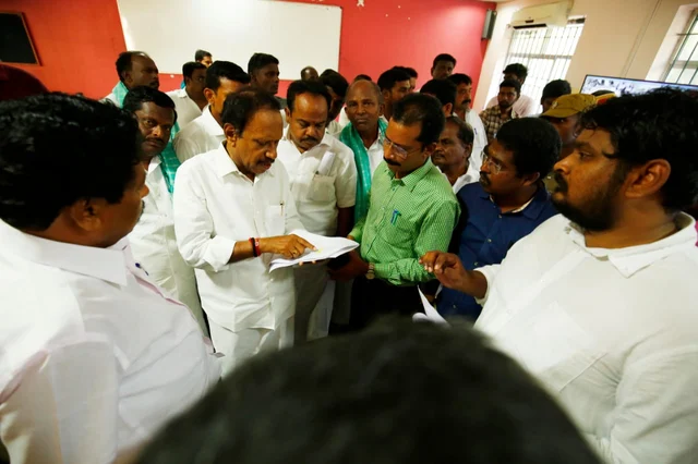 `டாப் கியரில் ஜாேதிமணி; அப்செட்டான தம்பிதுரை!'- கரூர் களநிலவரம்