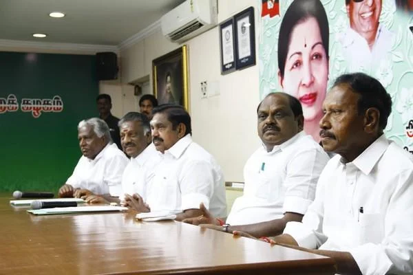 `2 பேரின் வெற்றியை பலி கொடுத்தவருக்கு கேபினட் பதவியா?!' - ரவீந்திரநாத்துக்கு எடப்பாடி வைத்த கடைசிநேர செக்
