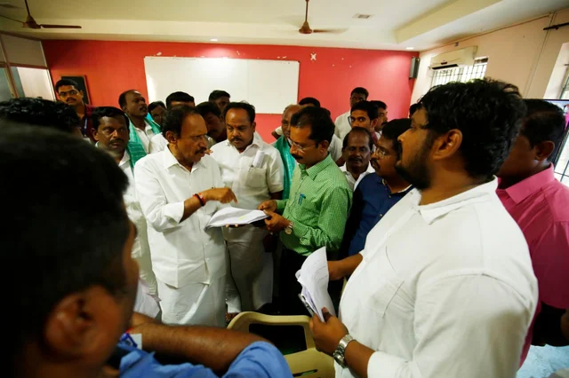 `டாப் கியரில் ஜாேதிமணி; அப்செட்டான தம்பிதுரை!'- கரூர் களநிலவரம்