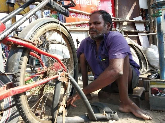 `உடம்புக்கு முடியலனாலும் தொழிலுக்கு வந்துடுவேன்...சைக்கிள் சர்வீஸ் செய்யும் மாற்றுத்திறனாளி #MyVikatan