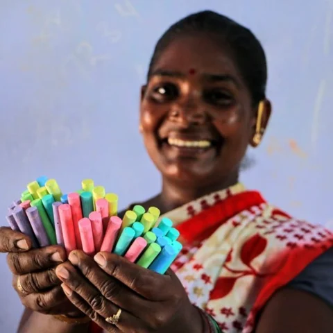 பச்சை, மஞ்சள், நீலம்... சாக்பீஸ் தயாராகும் கதை!