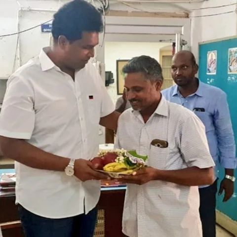 `பூ, வெற்றிலை பாக்கு, தாம்பூலம்..!' - மக்கள் பணி செய்ய வி.ஏ.ஓவுக்கு அழைப்புவிடுத்த எம்.எல்.ஏ