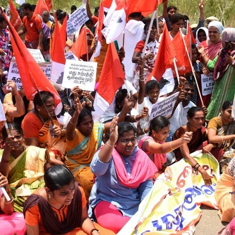 புதுக்கோட்டை அருகே மதுபான ஆலையை மூடக்கோரி போராட்டம்! - 160 பெண்கள் உட்பட 250 பேர் கைது