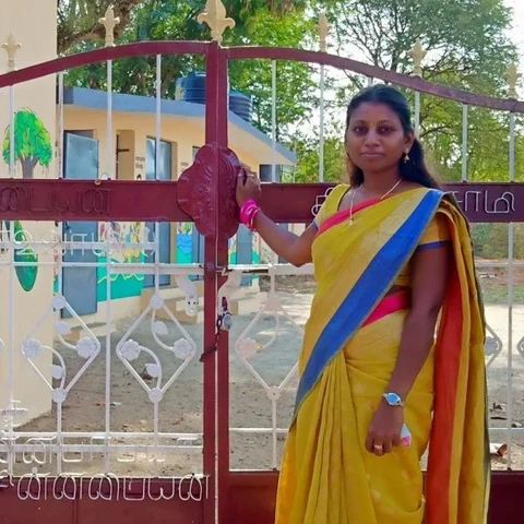 `பாட நோட்டில் வெரி குட்'க்குப் பதில் ஐஸ்கிரீம்' அசத்தும் அரசுப் பள்ளி ஆசிரியை! #CelebrateGovtSchool