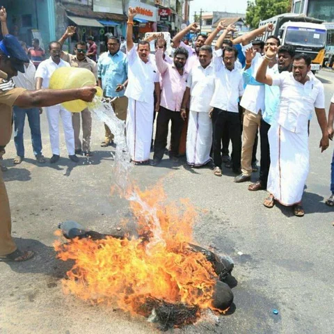கமல்ஹாசன் உருவபொம்மையை எரித்த இந்து அமைப்பினர்!