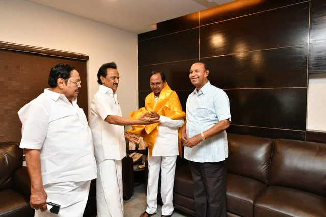 சந்திரபாபு நாயுடு... சந்திரசேகர ராவ்... ஸ்டாலின்... பிரதமர் நாற்காலி கணக்கு!