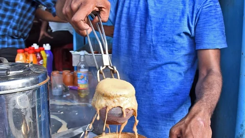 டீ கடை நடத்தும் பொறியியல் பட்டதாரி