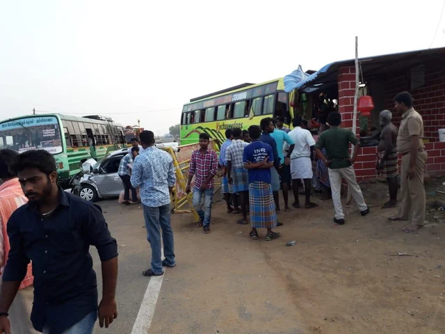 திடீரென வந்த கார்; சோதனைச் சாவடிக்குள் புகுந்த சுற்றுலாப் பேருந்து - காயத்துடன் தப்பிய காவலர்!