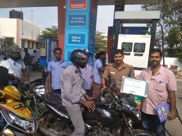 ``பெட்ரோலுக்கு ஹெல்மெட் கட்டாயம்!” - அமலுக்கு வந்த `விபத்தில்லா திருச்செந்தூர்’ திட்டம்