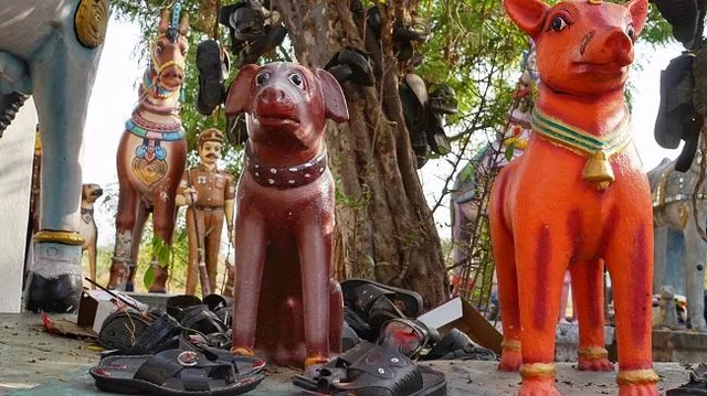 கால் வலி சரியாகணும்! - அய்யனாருக்கு காலணிகளைக் காணிக்கையாக்கும் கிராமம் #MyVikatan