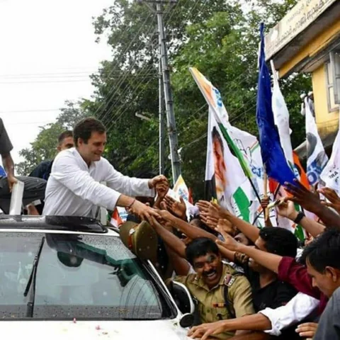 `விஷத்துக்கு எதிராக சண்டையிட்டுக்கொண்டிருக்கிறோம்!' - மோடியைச் சாடிய ராகுல் காந்தி