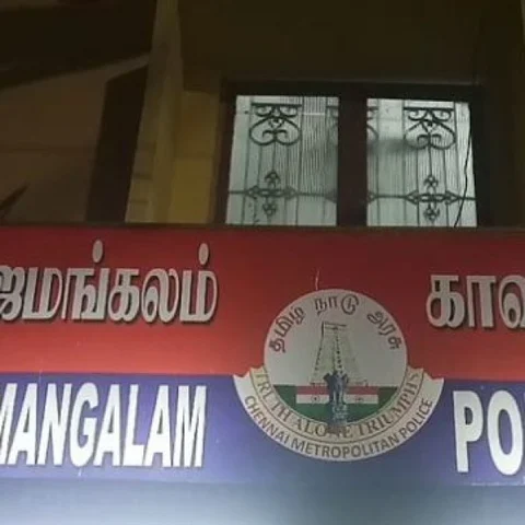 மாறியது டூவீலர்ஸ்; சிக்கியது இன்ஸ்பெக்டரின் துப்பாக்கி!- அதிர்ச்சியில் மீன்வாங்க வந்தவர்
