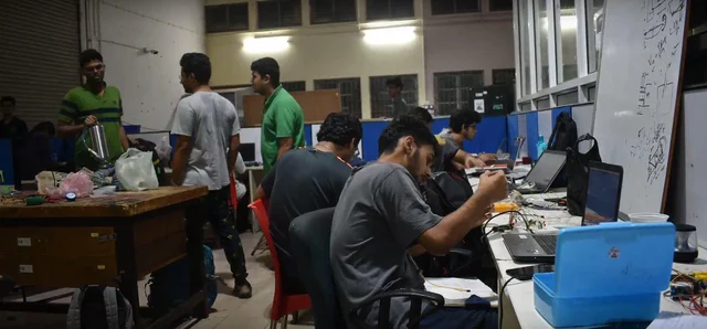 `மணிக்கு 1,200 கி.மீ செல்லும் வாகனம்' - சென்னை ஐ.ஐ.டி மாணவர்கள் குழு சாதனை
