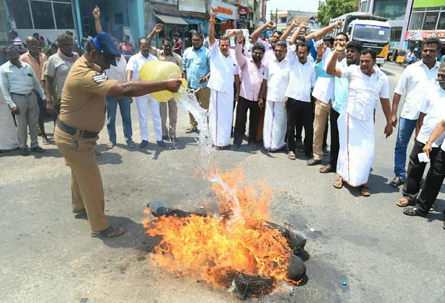 கமல்ஹாசன் உருவபொம்மையை எரித்த இந்து அமைப்பினர்!