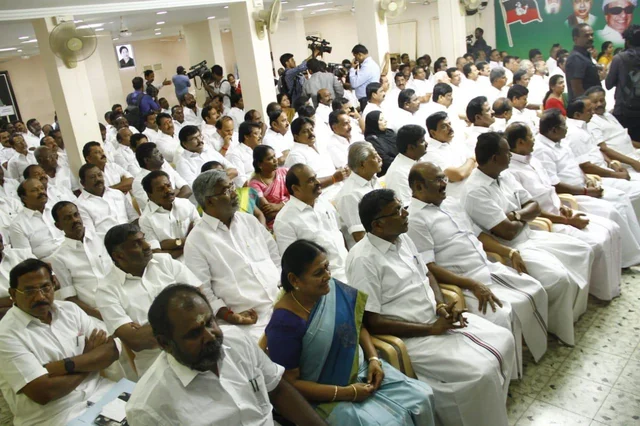 `வலி வரும்போதுதான் மற்றவர்களுக்குப் புரிகிறது!' - சசிகலாவை முன்னிறுத்தும் அ.தி.மு.க எம்.எல்.ஏ-க்கள்