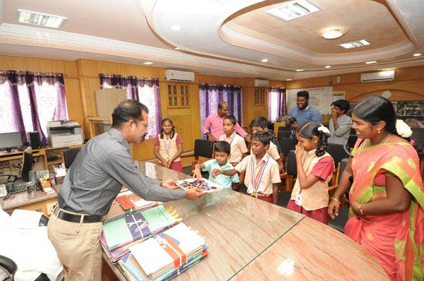 `நான் கலெக்டர் சீட்டுல ஒருதடவை உட்காரணும்!' - அரசுப் பள்ளி மாணவியின் கனவை நிறைவேற்றிய ஆட்சியர்