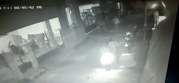 வீட்டு வாசலில் கணவன்- மனைவி; குறி வைத்த 3 கொள்ளையர்கள்- இரவில் பதறிய மகன்