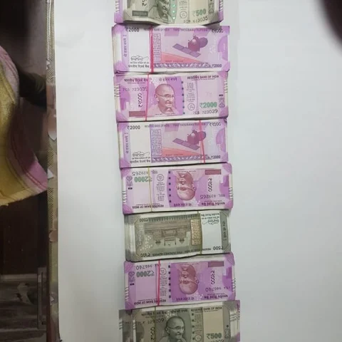 பழைய துணியோடு போன ரூ.11 லட்சம்! - வீட்டுக்குத் திரும்பி வந்த அதிர்ஷ்டம்