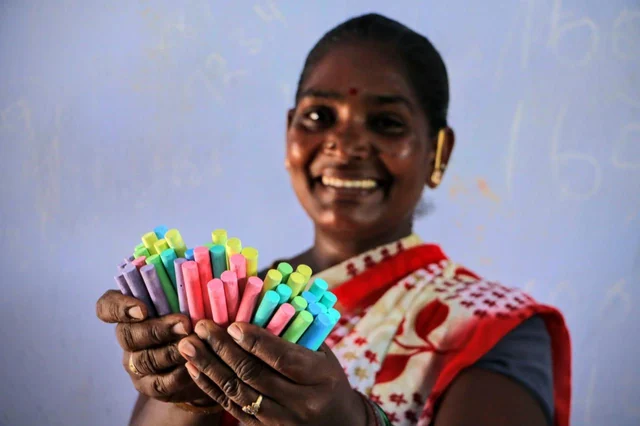 பச்சை, மஞ்சள், நீலம்... சாக்பீஸ் தயாராகும் கதை!
