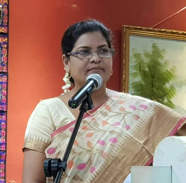 "பாரதியின் முண்டாசு காவி நிறம்... சர்ச்சையை ஏற்படுத்தும் பன்னிரண்டாம் வகுப்பு புத்தகம்!"