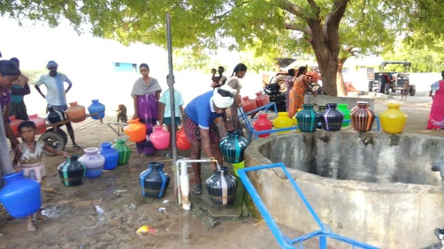 `கதவு எண், குடும்பத் தலைவரின் பெயர்!'- போர்டு வைத்து தண்ணீர் பிடிக்கும் கிராமம்