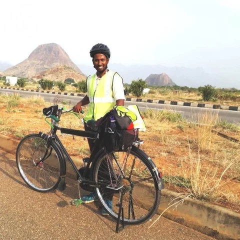 4 நாள்கள்... 435 கி.மீ சைக்கிள் பயணம்! - அசரவைக்கும் ஈரோடு இளைஞர்!