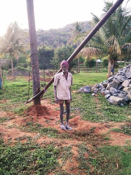 `எப்பவேணும்னாலும் மண் சரிஞ்சி விழும்' - கிணறுவெட்டும் தொழிலாளர்களின் திகில் வாழ்க்கை ! #MyVikatan