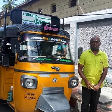 `பசியாற சோறு!’ - ஆதரவற்றோருக்காகப் பம்பரமாகச் சுழலும் கோவை ஆட்டோக்காரர் #MyVikatan