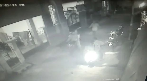 வீட்டு வாசலில் கணவன்- மனைவி; குறி வைத்த 3 கொள்ளையர்கள்- இரவில் பதறிய மகன்