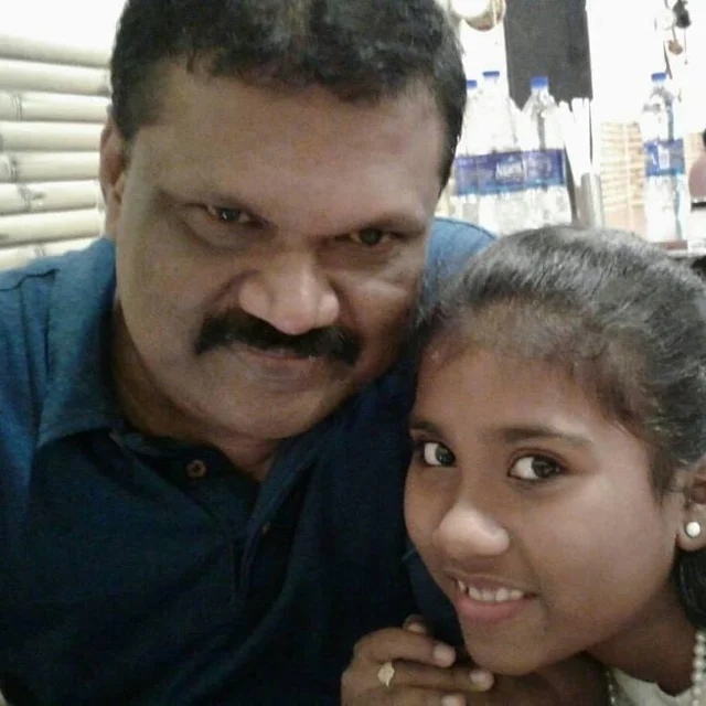 `கேரிபேக்கிற்கு ஏன் 1 ரூபாய் வசூலித்தீங்க, திருப்பிக்கொடுங்க!' - வணிக நிறுவனத்தை அதிரவிட்ட சிறுமி