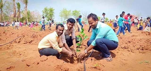 1000 மாணவர்கள்... 500 மரக்கன்றுகள்! - கரூர் பள்ளி நிர்வாகத்தின் அசத்தல் 'அடர்வன' முயற்சி