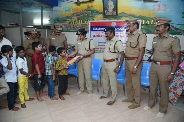 `ஆன்ட்டி ரொம்ப தேங்க்ஸ்!' - ஆதரவற்ற குழந்தைகளால் நெகிழ்ந்த சென்னை போலீஸ் அதிகாரி