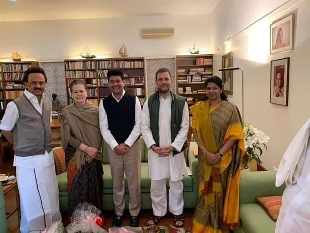 தி.மு.க மீது தமிழிசையும் ஜெயக்குமாரும் பாய்வதற்கான பின்னணி என்ன?