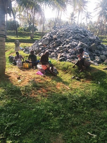 `எப்பவேணும்னாலும் மண் சரிஞ்சி விழும்' - கிணறுவெட்டும் தொழிலாளர்களின் திகில் வாழ்க்கை ! #MyVikatan