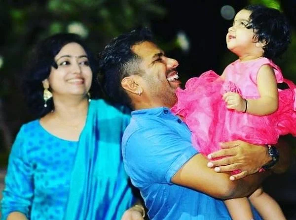 `முன் இருக்கையில் அமர்ந்திருந்தால் அவர் எங்களுடன் இருந்திருப்பார்!' - கலங்கும் பாலபாஸ்கர் மனைவி