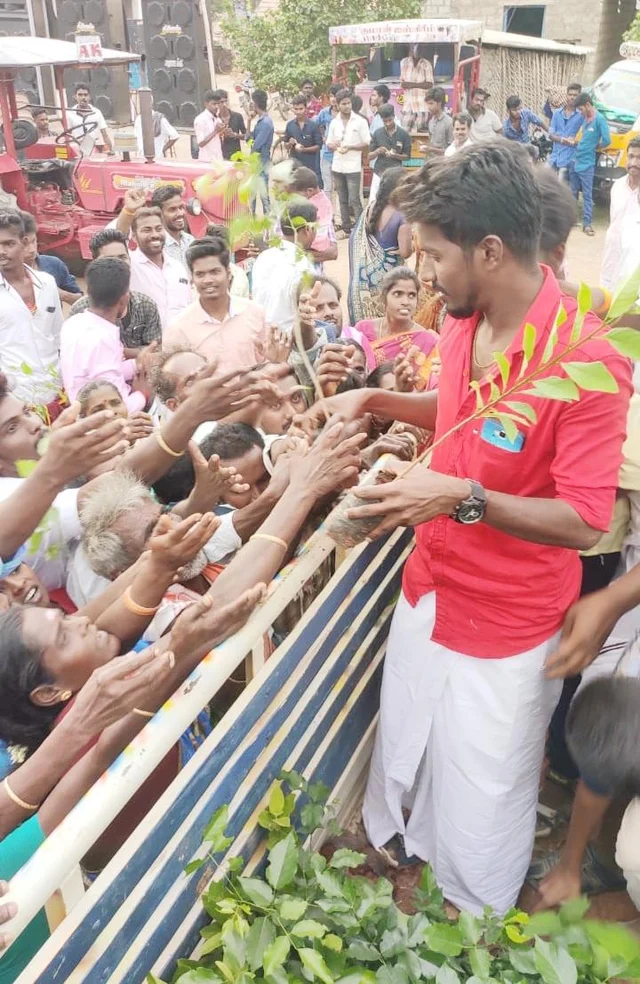 `இனியும் தாமதிக்கக் கூடாது' - கஜா பாதிப்பை மீட்டெடுக்க முனைப்பு காட்டும் புதுக்கோட்டை இளைஞர்கள்