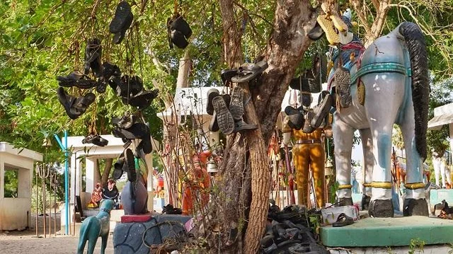 கால் வலி சரியாகணும்! - அய்யனாருக்கு காலணிகளைக் காணிக்கையாக்கும் கிராமம் #MyVikatan