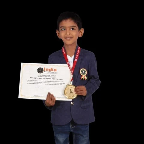 `கின்னஸ் சாதனை படைப்பேன்!' - இளம்வயதில் ஒன்று முதல் ஒரு லட்சம் வரை எழுதி சாதித்த 4 வயது மாணவர்