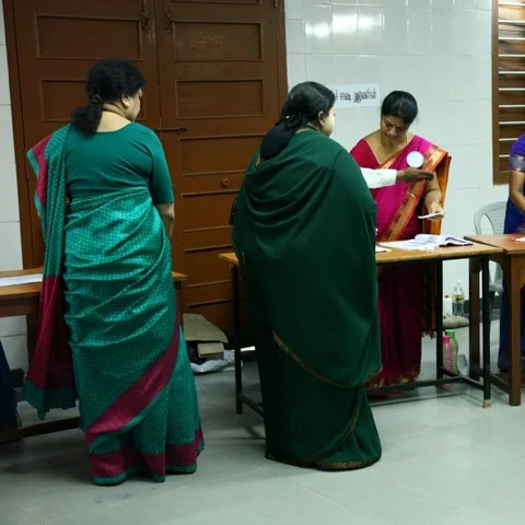 சசிகலா பெயர் நீக்கம்... பணியாளர்கள் வெளியேற்றம்... ஜெயலலிதாவின் போயஸ் கார்டன் வீட்டில் என்ன நடக்கிறது?
