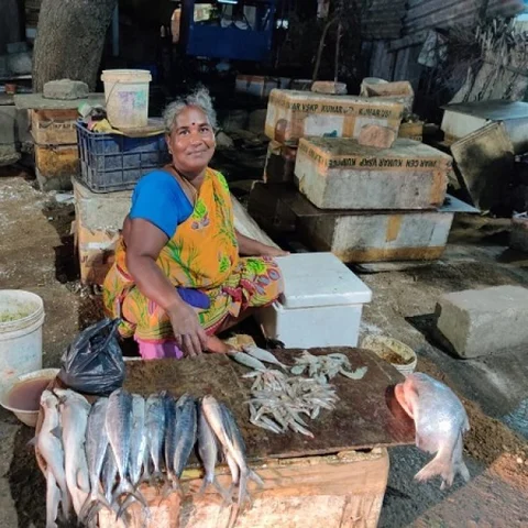 ``மீன் வித்துதான் மூணு புள்ளைகளையும் படிக்கவெச்சேன்" - மீன்கார அக்கா செல்வி