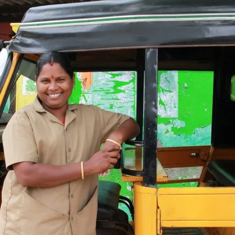''சைக்கிள் ஓட்டத் தெரியாதவ இப்போ ஆட்டோ ஓட்டுறேன்!" - தூத்துக்குடியின் முதல் பெண் ஆட்டோ ஓட்டுநர்