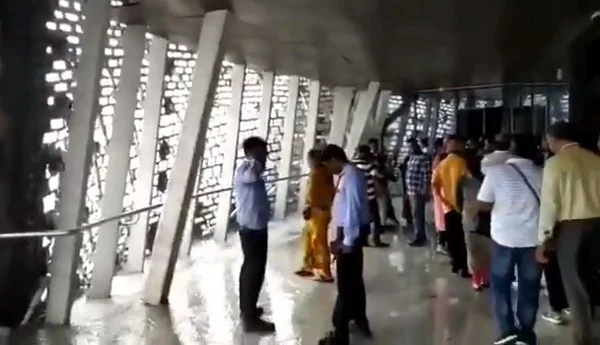 கேலரியில் மழை நீர்