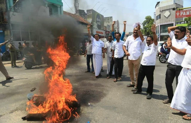 கமல்ஹாசன் உருவபொம்மையை எரித்த இந்து அமைப்பினர்!