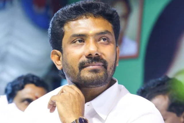 `தேனி நாடாளுமன்ற உறுப்பினர் ரவீந்திரநாத்குமார்!’ - எங்கே அந்தக் கல்வெட்டு?