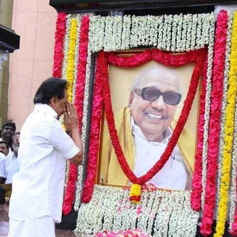 `பறக்கும் ஃபீனிக்ஸ் பறவை; தொட்டிலில் கிடக்கும் குழந்தை!'- கருணாநிதி நினைவிடத்தில் தத்ரூப அலங்காரம்