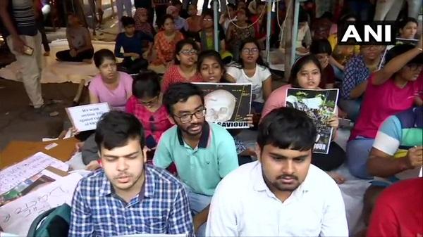 `ஒரே ஒரு கோரிக்கைதான்; தயவுசெய்து காது கொடுத்துக் கேளுங்கள்!'- மம்தாவை வலியுறுத்தும் மருத்துவர்கள்